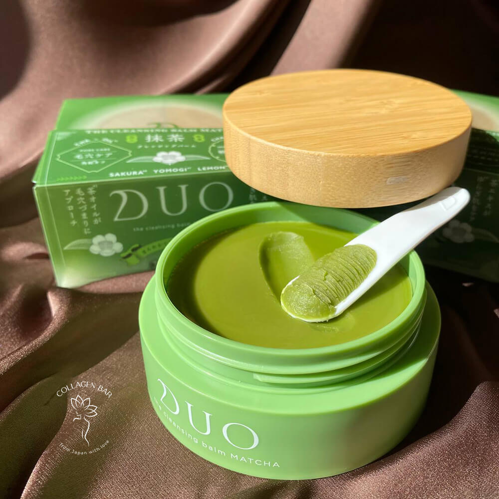 Відкрита банка DUO The Cleansing Balm Matcha і лопатка з бальзамом. Великий план, вид зверху.